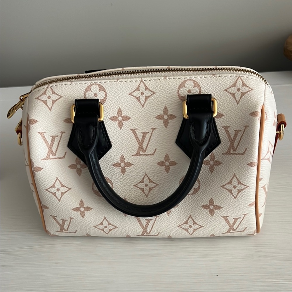 Like New Condition  - Louis Vuitton Monogram Dune Speedy Bandouliere